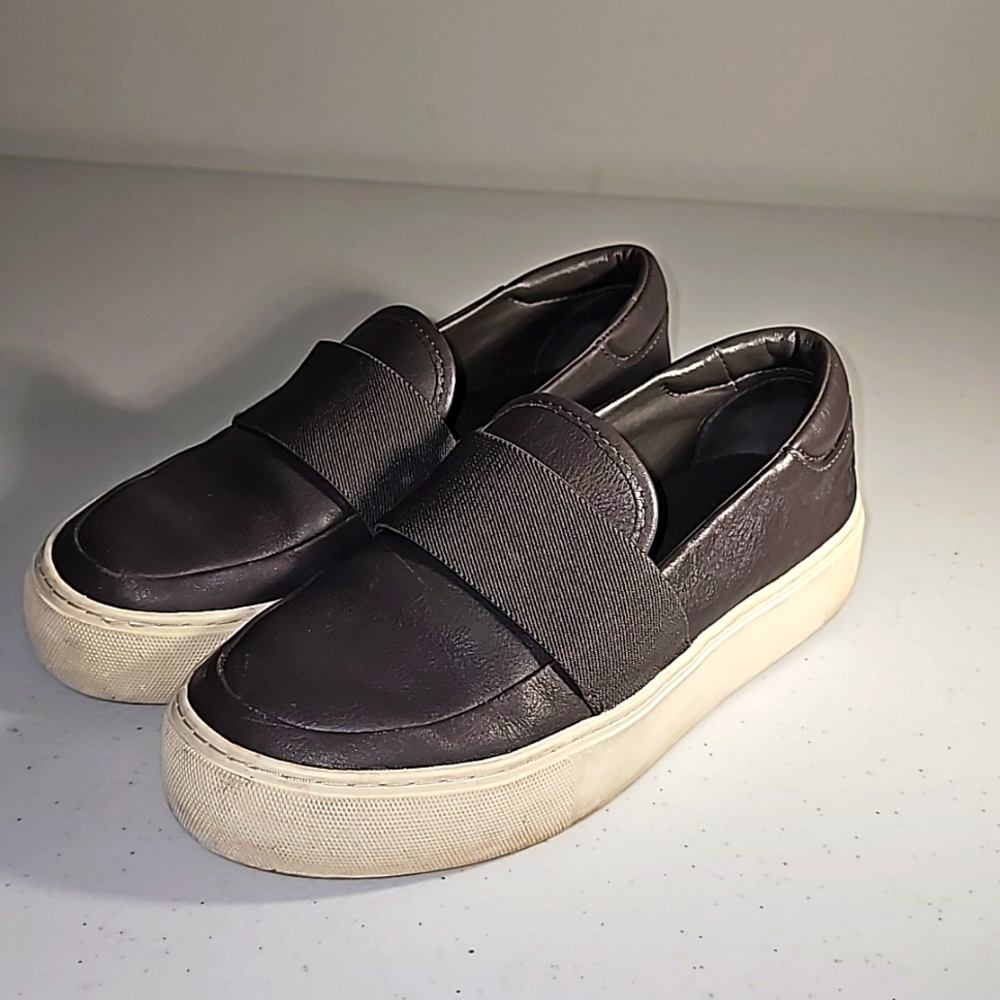 Ugg Slip On VGUC Super Comfortable Gray Leather Loafers Size 5.5 fit like wide 6